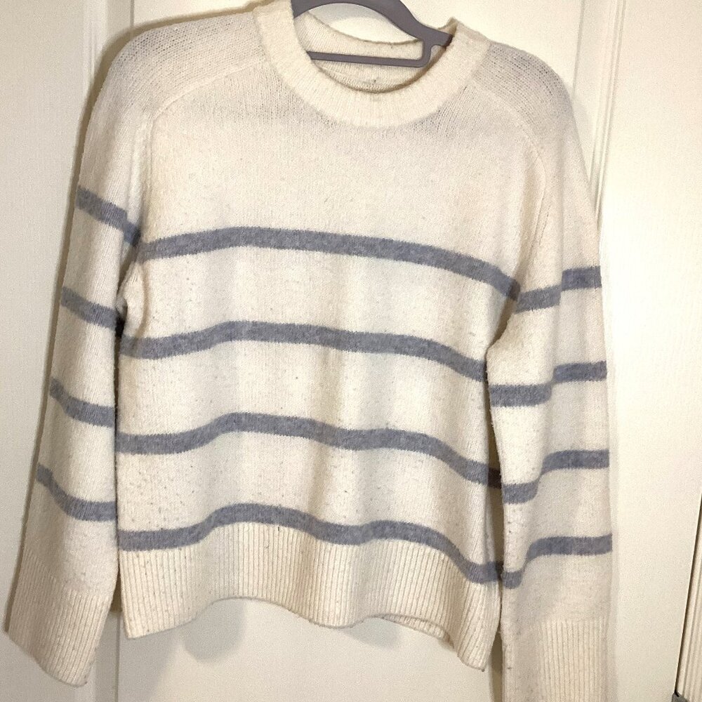 Abercrombie & Fitch Women's White Striped Knit Sweater Size S Warm Soft